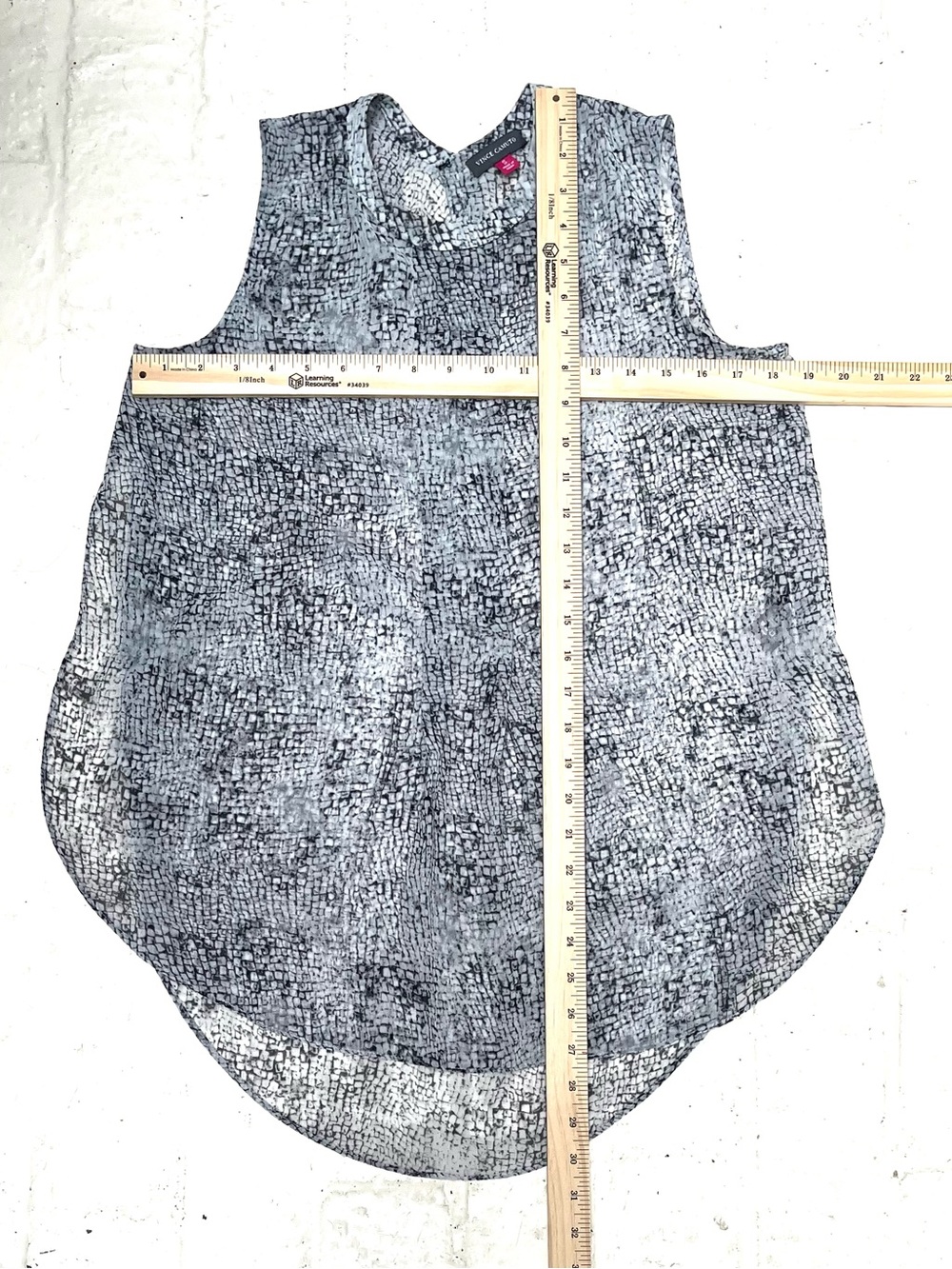 Vince Camuto Sleeveless Lightweight Split Hem Texture Print Tank Top Gray/White - Picture 5 of 6